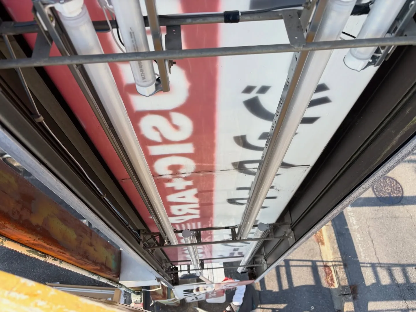 今日は看板灯のLED化工事に行ってきました。